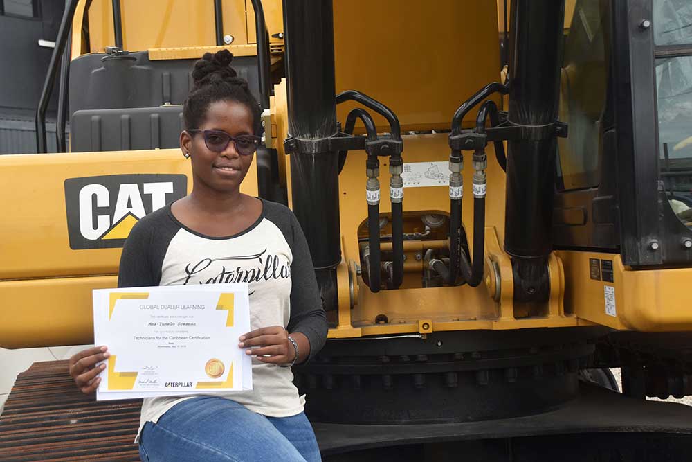 Mma-Tumelo rondt Caterpillar cursus in recordtijd af